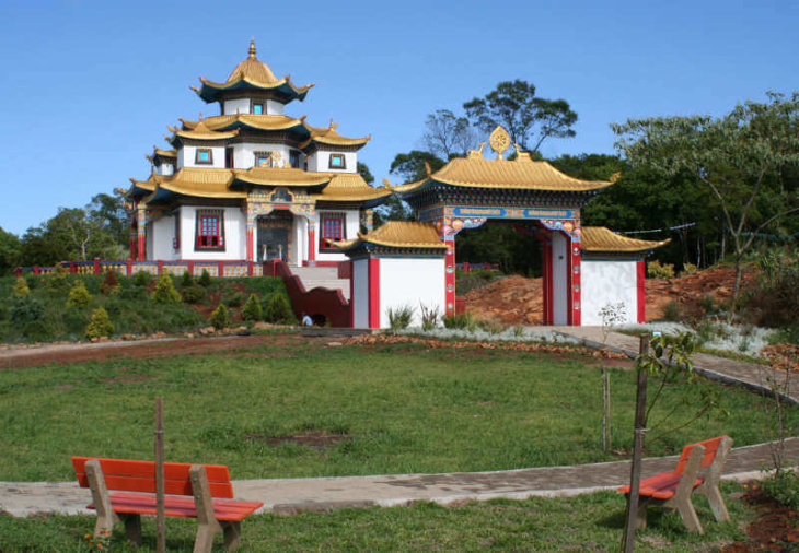 O famoso templo budista em Três Coroas