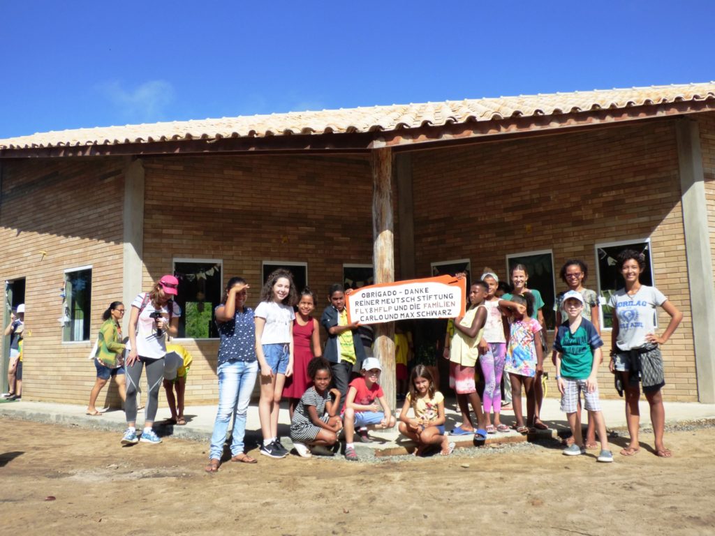 crianças na frente da Escola Maramar