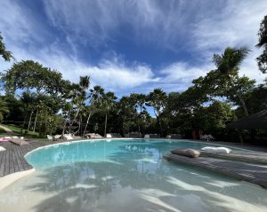 Piscina com areia compactada