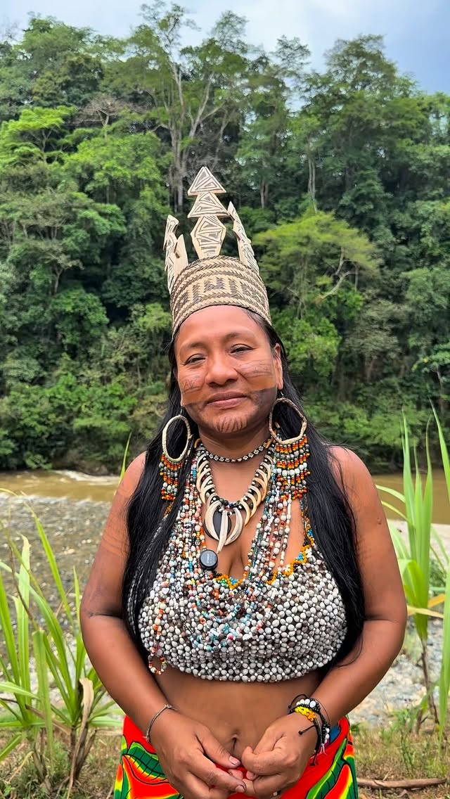 🌿 Andrea Lino @weranda10 , liderança da comunidade indigena Emberá Druá 2.0, que vive no Parque Nacional Chagres, no Panamá 🇵🇦, nos convida a fazermos uma reflexão sobre a importância da nossa conexão com a floresta e de nos mobilizarmos para conservá-la.

Muitas comunidades Emberá do Panamá dependem essencialmente do turismo e do artesanato para viver e conseguiram se organizar em um modelo de turismo de base comunitária responsável que ajuda a fortalecer suas culturas e a mantê-los nos territórios, cuidando das florestas para nós 🌳

Obrigada @ogayatravel por nos apresentar a Andrea e a essa comunidade incrível! 💚