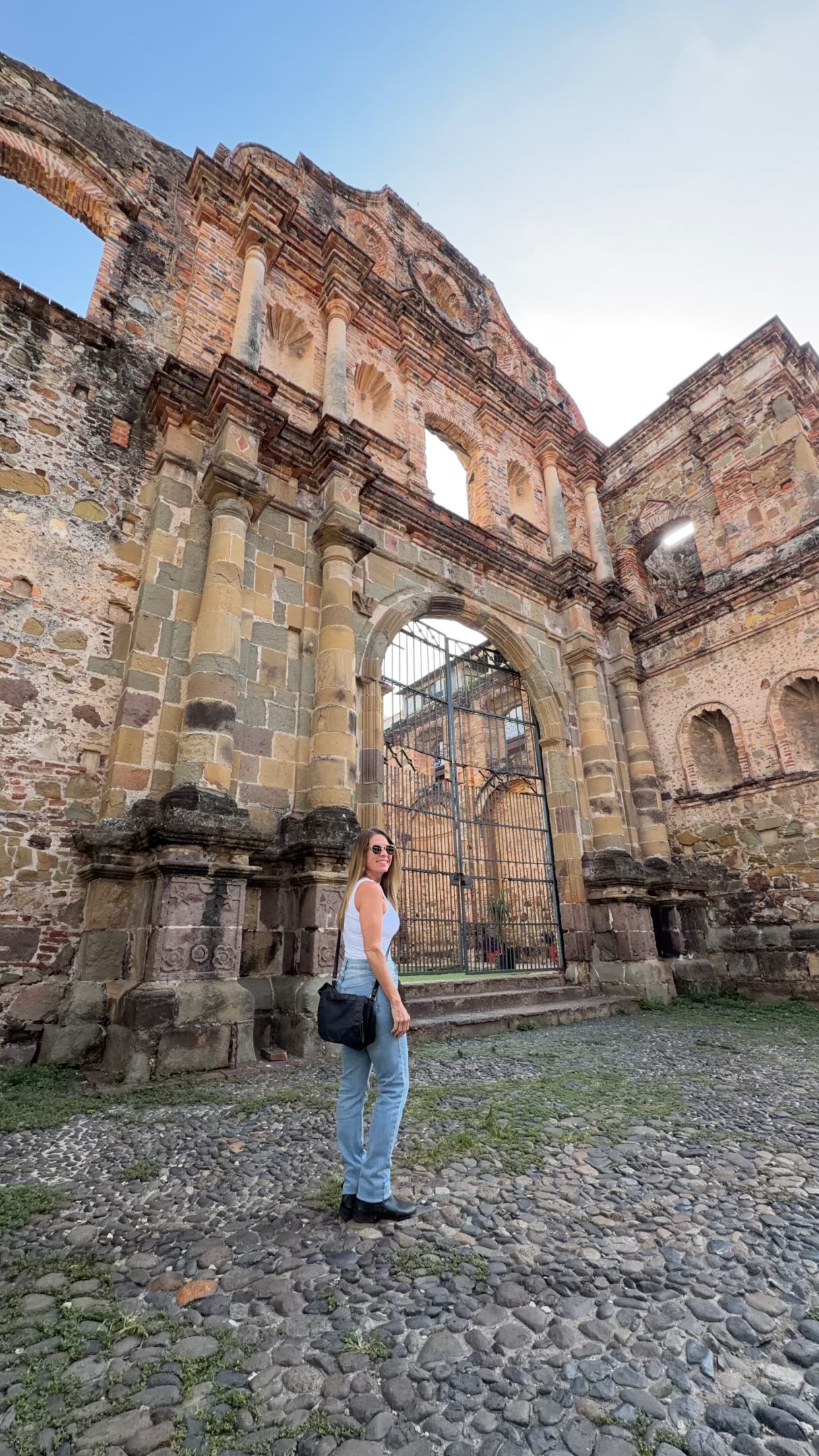 🇵🇦 Ruas de pedra, fachadas coloridas, praças cheias de história e uma energia que convida a caminhar sem pressa.

O Casco Viejo, ou Casco Antiguo, é o coração histórico da Cidade do Panamá e é daqueles lugares onde o melhor roteiro é simplesmente se perder pelas ruas. Entre igrejas centenárias, cafés charmosos, arte urbana e vistas para o mar, cada esquina revela um novo detalhe.

Mais do que um cartão-postal, este cantinho da Cidade do Panamá mostra um lado autêntico da capital, onde passado e presente convivem em perfeita harmonia.

Se você está planejando uma viagem ao Panamá, reserve no mínimo um dia inteiro para explorar o Casco Viejo com calma. 

Recomendo um free walking tour pela manhã, para conhecer mais da história da cidade, e deixe a parte da tarde e dias extras para os museus!

🏘️ Você já conhece a Cidade do Panamá?

#ViajarVerde #Panama #CascoViejo #CidadeDoPanama #PanamaCity